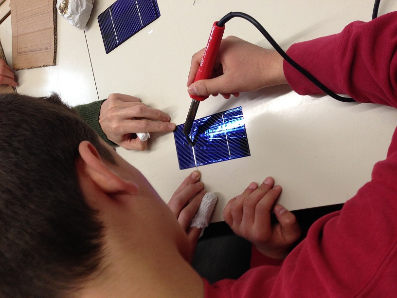 Istituto Checchi di Fucecchio, fase di saldatura delle celle fotovoltaiche