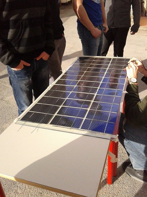 Istituto Checchi di Fucecchio, celle saldate, pannello solare quasi pronto