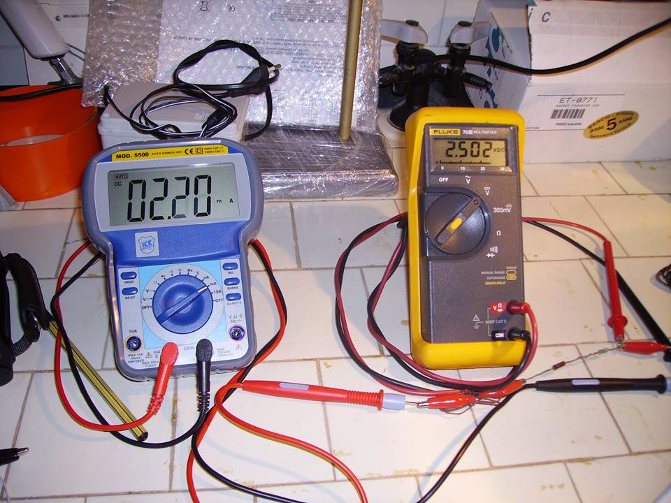 TEST di laboratorio su pannello fotovoltaico assemblato dal nostro  kit di celle solari 1X3 pollici 26X78 mm misurazioni con amperometro e voltmetro digitale