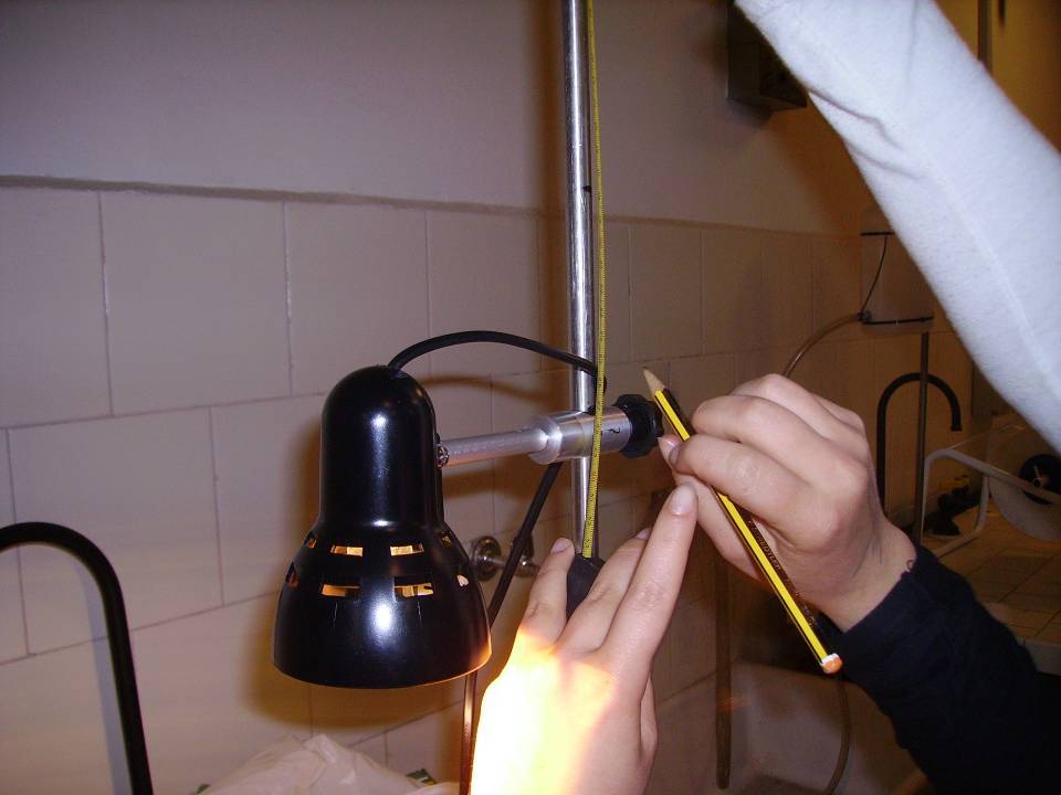 TEST di laboratorio su pannello fotovoltaico assemblato dal nostro kit di celle solari 1X3 pollici 26X78 mm misurazione distanza lampada