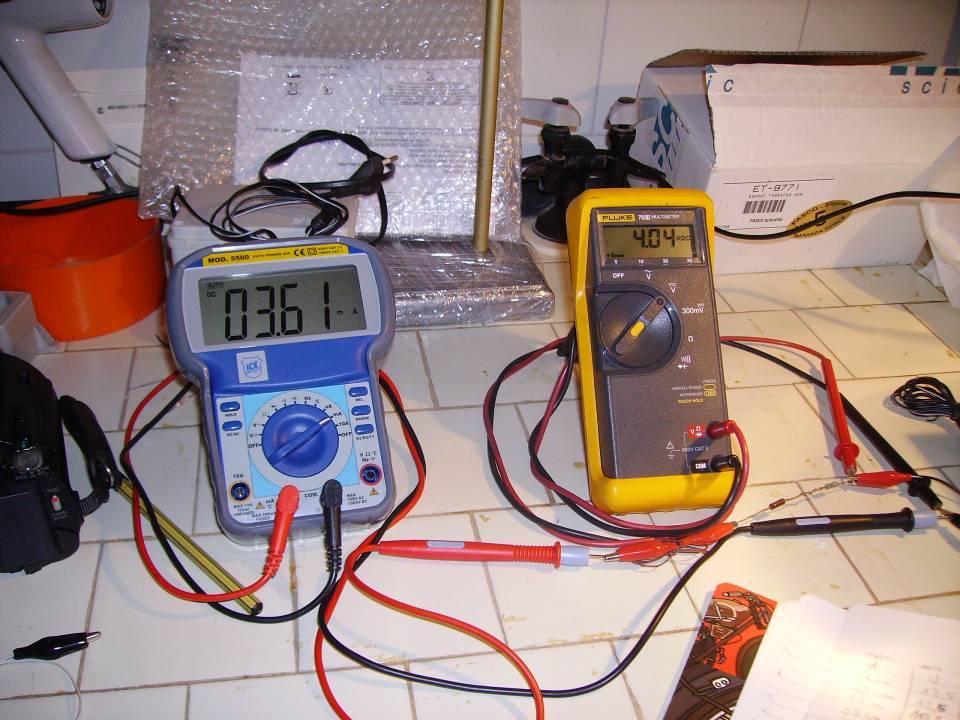 TEST di laboratorio su pannello fotovoltaico assemblato dal nostro kit di celle solari 1X3 pollici 26X78 mm misurazioni della corrente e tensione del pannello con voltmetro e amperometro