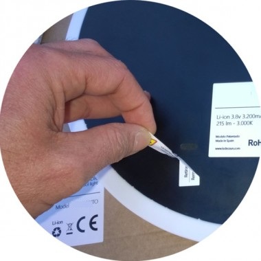 Rimuovere l'adesivo del magnete prima dell'installazione